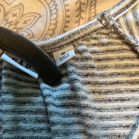 Gap top gray and white stripe women’s size M super soft - Picture 3 of 7